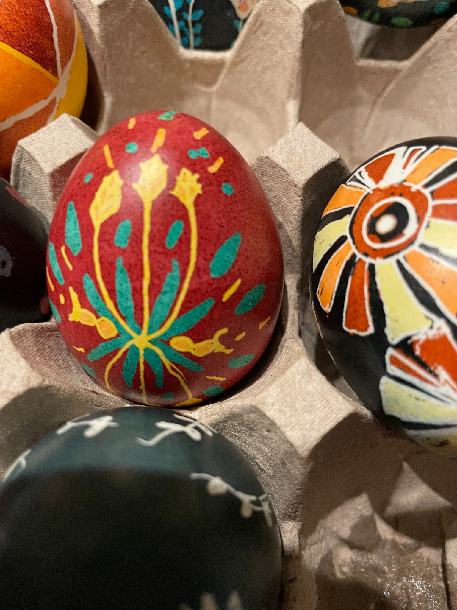 Gros plan sur un œuf décoré