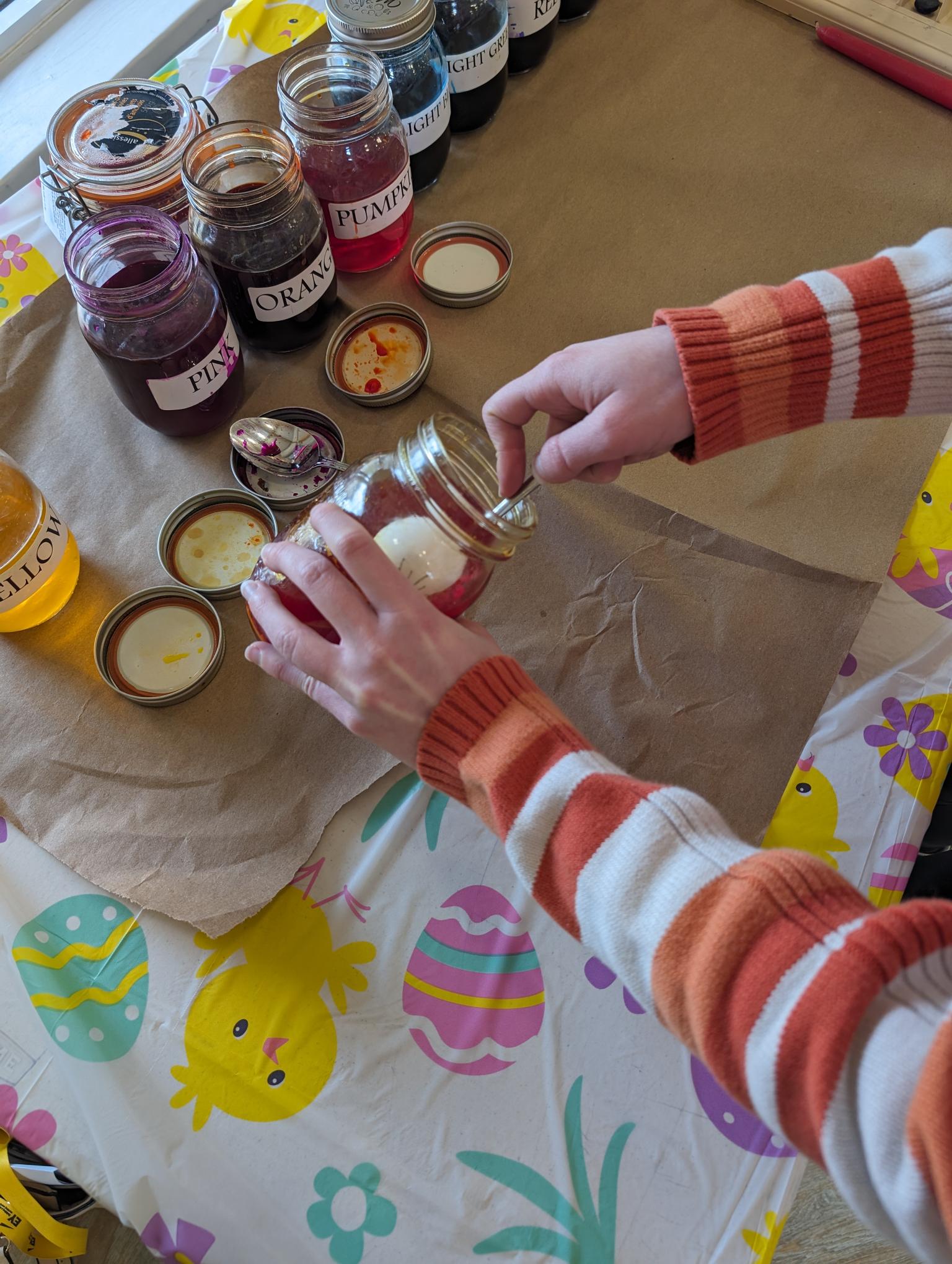 Trempage de l’œuf dans la teinture