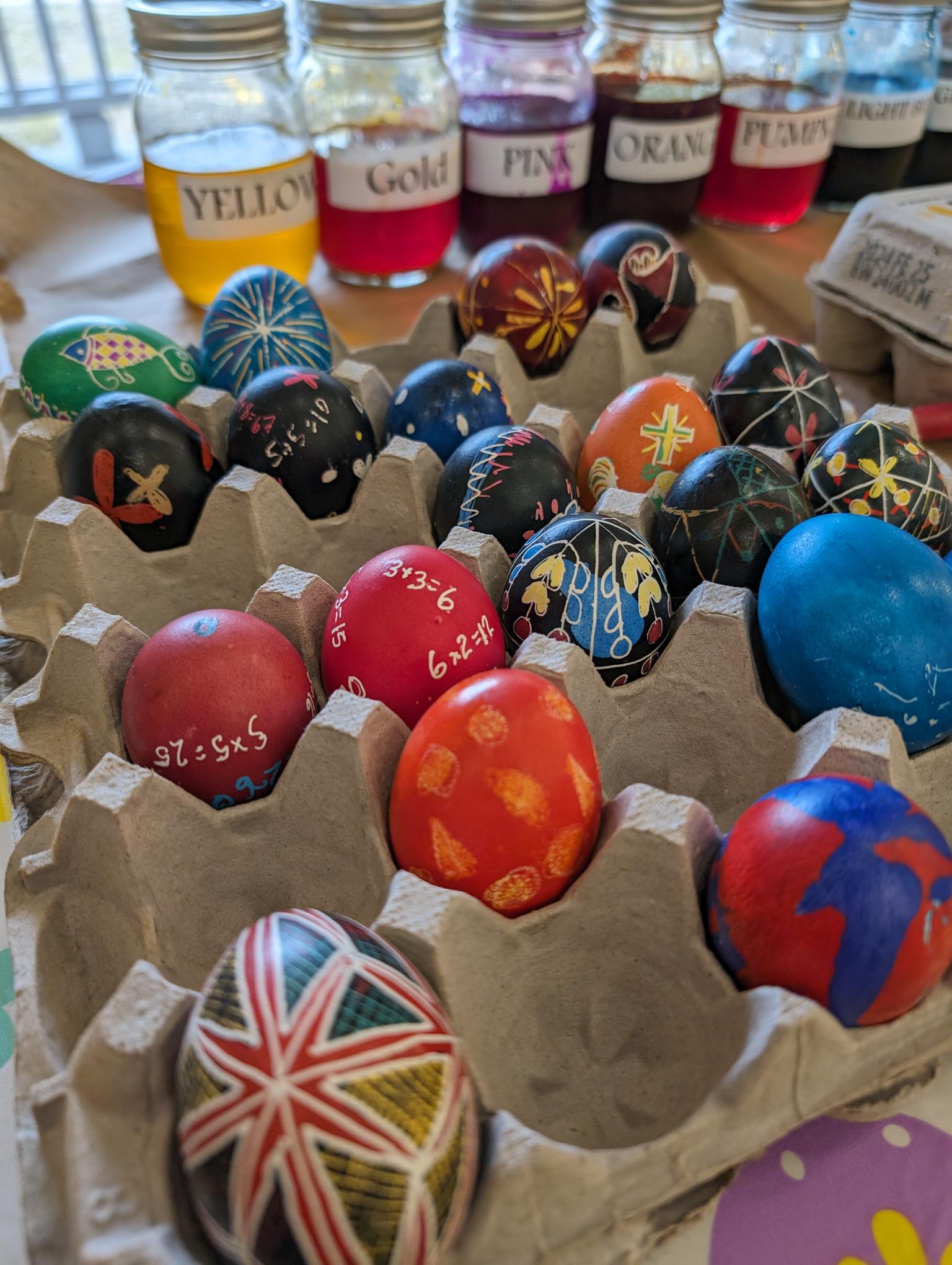 Plateau de pysanky et pots de teinture