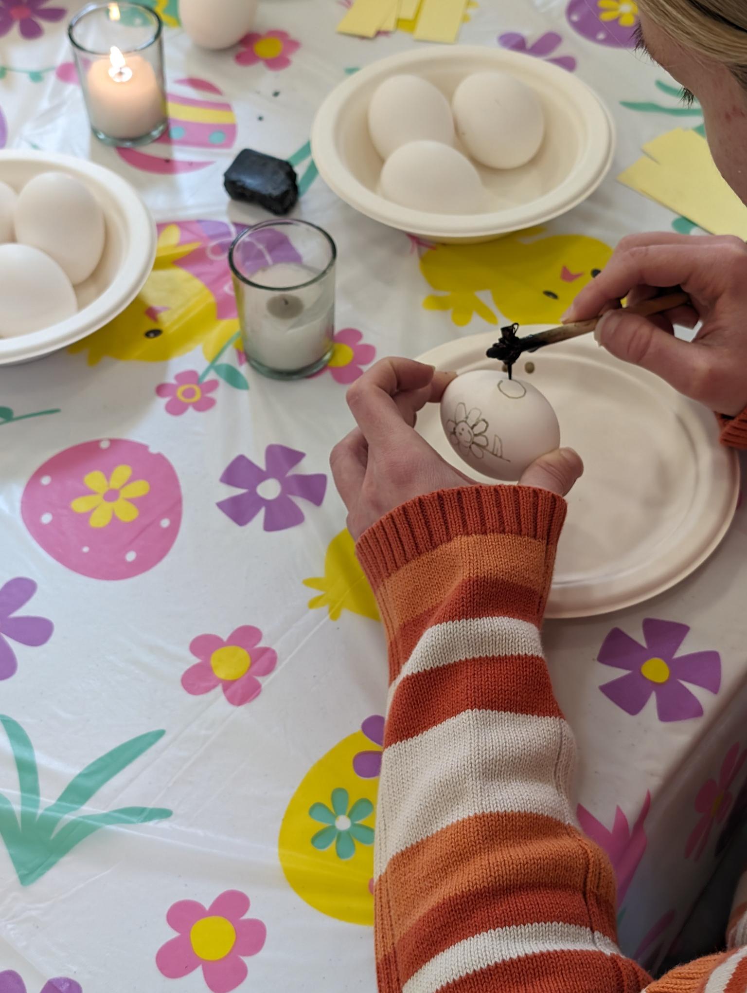 Dessin à la cire sur l’œuf